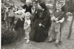 freulich 18770930 jacoba en grote groep mensen