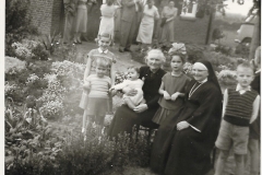 freulich 18770930 jacoba en grote groep mensen 1
