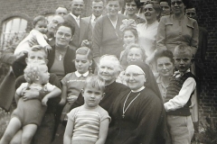 Freulich 18770930 Jacoba en grote groep mensen