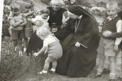 Freulich 18770930 Jacoba en grote groep mensen