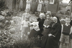 Freulich 18770930 Jacoba en grote groep mensen