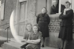 45 - v.l.n.r. Soest van 19260117 Josephina - Soest van 19140123 Maria - onbekend - Freulich 18770930 Jacoba - Reintjes Fien