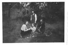 46 - v.l.n.r.  staand   Soest van 19090707 Christiaan zittend   Soest van 19171206 Clara - Soest van 19140123 Maria - Soest van 19210522 Alfonsius