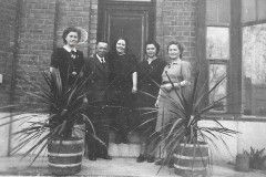 48 - v.l.n.r.  vlnr Soest van 19260117 Josephina - onbekend - Soest van 19171206 Clara - Soest van 19140123 Maria