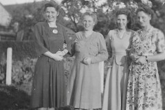 52 - v.l.n.r.  Soest van 19171206 Clara - Soest van 19140123 Maria - onbekend - onbekend