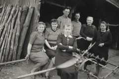 55 - v.l.n.r. Soest van 19140123 Maria - Soest van 19171206 Clara - Fien Reintjes - Soest van 19110503 Matheus - onbekend - Soest van 19090707 Christiaan - Freulich 18770930 Jacoba - onbekend