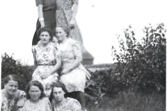 57 - boven onbekend - Soest van 19171206 Clara -  daaronder -  Tilla Peeters - Soest van 19140123 Maria daaronder drie keer onbekend