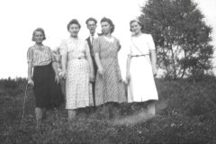 58 -  v.l.n.r. Soest van 19140123 Maria - onbekend - onbekend - Soest van 19171206 Clara -Soest van 19260117 Josephina