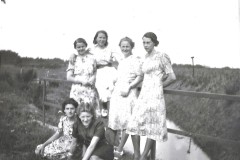 62 - v.l.n.r. bovenste rij  onbekend  - onbekend - Soest van 19140123 Maria - onbekend - zittend   Tilla Peeters - onbekend