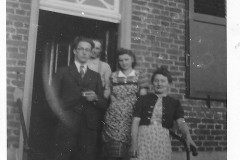 65- v.l.n.r. onbekend - Soest van 19090707 Christiaan - Soest van 19171206 Clara - onbekend