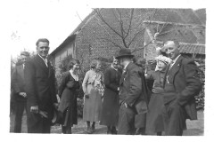72 v.l.n.r. Soest van 19160102 Jacobus - Megen van 19071008 Caspar - onbekend - onbekend - onbekend - onbekend - met toer oma van Megen  - Bertus Reintjes. Foto is genomen op de Stokt.